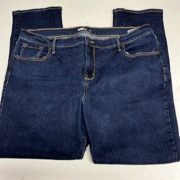 Old Navy Curvy Straight Short Jeans - Picture 4 of 13